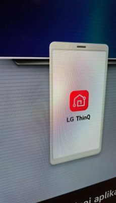 Ekran telewizora LG z logo aplikacji LG ThinQ i widocznymi pionowymi pasami.