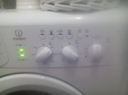 Indesit WISL 105 - pralka nie reaguje. Czerwona lampka nie świeci się. Indesit WISL 105 - pralka nie reaguje. Czerwona lampka nie świeci się.