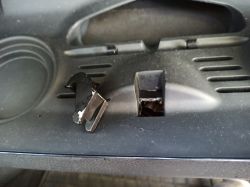 Mini cooper R50, pęknięte zamknięcie schowka pasażera.