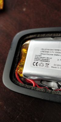 Parrot MiniKit Neo - bateria nie ładuje się powyżej 30%, czy wymiana jest możliwa?