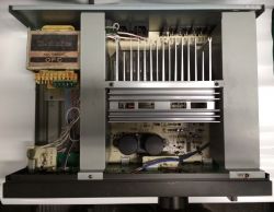 Wnętrze wzmacniacza Technics SU-V660 Wnętrze wzmacniacza Technics SU-V660