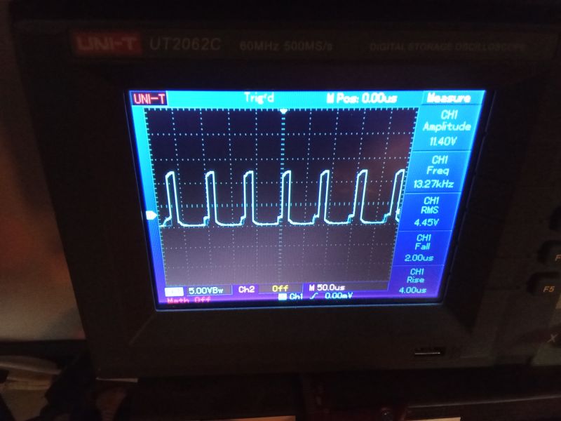 Wykres przebiegu PWM 13,27 kHz na ekranie oscyloskopu cyfrowego UNI-T