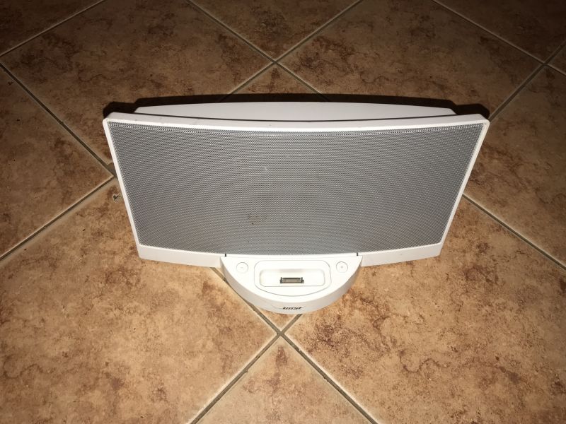 Widok na Sounddock do urządzeń Apple z miejscem na podłączenie oraz głośnikami z przodu.