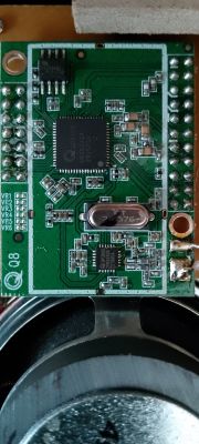 Moduł PCB Quantek Q8 z układami scalonymi i rezonatorem kwarcowym