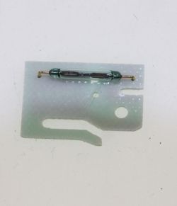 Szklany czujnik kontaktronowy zamontowany na przezroczystym plastikowym uchwycie