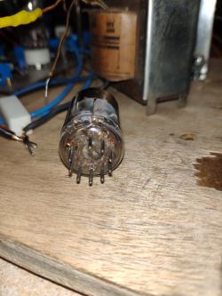 Jak rozpoznać model lampy elektronowej, jeśli wygląda inaczej niż ECC83?