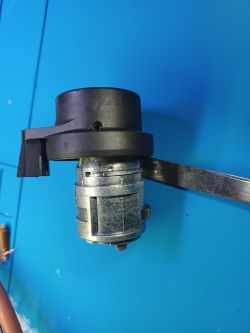 Jak ściągnąć pętlę immo ze stacyjki w VW Golf V - dostęp do zapadek zamka