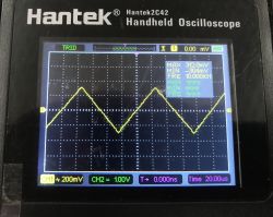 Ekran oscyloskopu z przebiegiem trójkątnym 10 kHz o amplitudzie około 300 mV