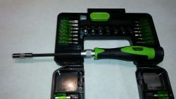 Porównanie zestawów wkrętaków na małe bity.