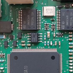 Zbliżenie na układ elektroniczny modułu samochodowego Opel Astra J z 2011 roku.