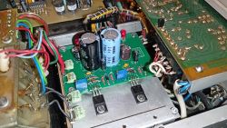 Wnętrze odbiornika z nowym blokiem PZS-3 i elementami elektronicznymi.