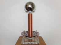 Mini cewka Tesli z pleksi