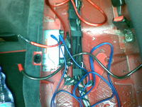 Przewody dodatkowe audio pod kanapą Audi