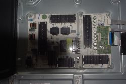 Hisense 65U6NQ - pionowe pasy i żółty proszek przy matrycy, zalanie czy COF?