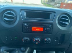 Armaturenbrett mit Auto-Radio, das den Sender Digi FM anzeigt.