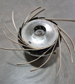 Wirnik silnika odkurzacza Electrolux Ultrasilencer zablokowany drewnianymi patyczkami.