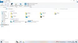Zrzut ekranu przedstawiający okno Ten komputer w systemie Windows z widocznymi folderami i partycjami.