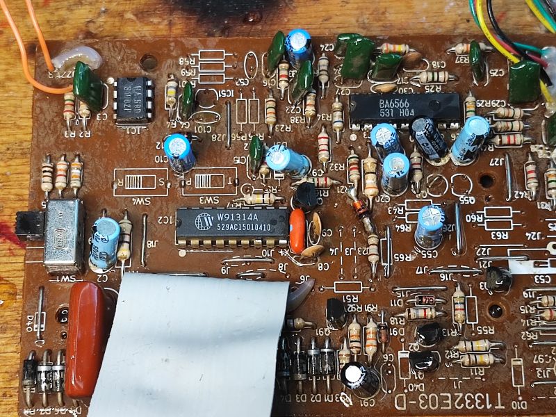 Zbliżenie na płytkę drukowaną telefonu stacjonarnego Proton T1332 z lat 90.