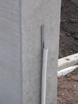 Betonowy filar z rurką osłonową do przewodów elektrycznych