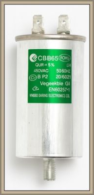 Metalowy kondensator CBB65 16 µF 450VAC z zieloną etykietą i dwoma złączami płaskimi