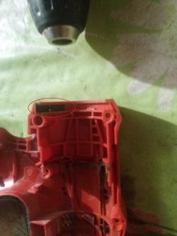 Gdzie umieścić sprężynę płaską w wkrętarce Makteć MT 071E?