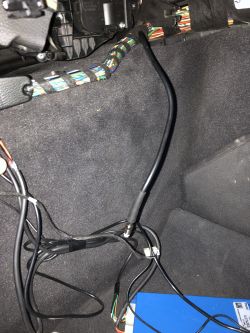 Podłączenie odłączonego kabla w BMW e91 - gdzie i jak?