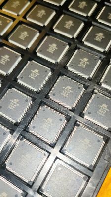 Partia mikrokontrolerów ATMEGA2560-16AU w tackach Mikrokontrolery ATMEGA2560-16AU w czarnych tackach transportowych