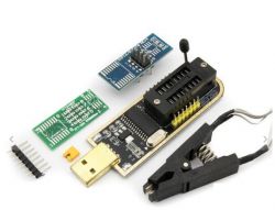 Programator USB z różnymi akcesoriami na białym tle.