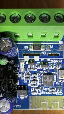 Leiterplatte mit BL602-Chip Nahaufnahme einer Leiterplatte mit sichtbaren Leiterbahnen und elektronischen Bauteilen, einschließlich des BL602-Chips.