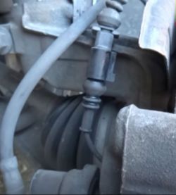 Golf V 2006 - Podłączenie klocków hamulcowych urwane gniazdo.