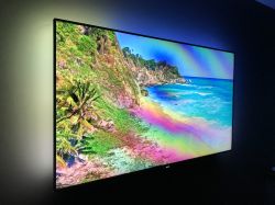 Tęcza na ekranie telewizora Philips 65 przy oglądaniu z boku.