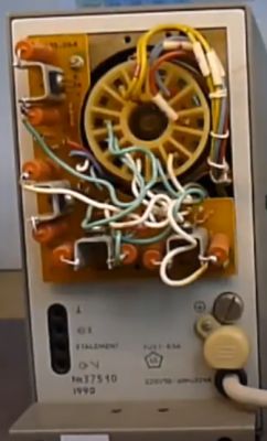 Układ elektryczny z przewodami i rezystorem na białym tle.