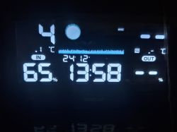 Ekran cyfrowy termohigrometru pokazujący 4°C i 65% wilgotności wewnątrz