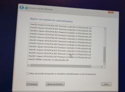 Ekran instalatora systemu Windows pokazujący listę sterowników Intel RST do wyboru.