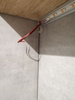 Podłączenie LEDów w profilach aluminiowych - Jak estetycznie ukryć kable?