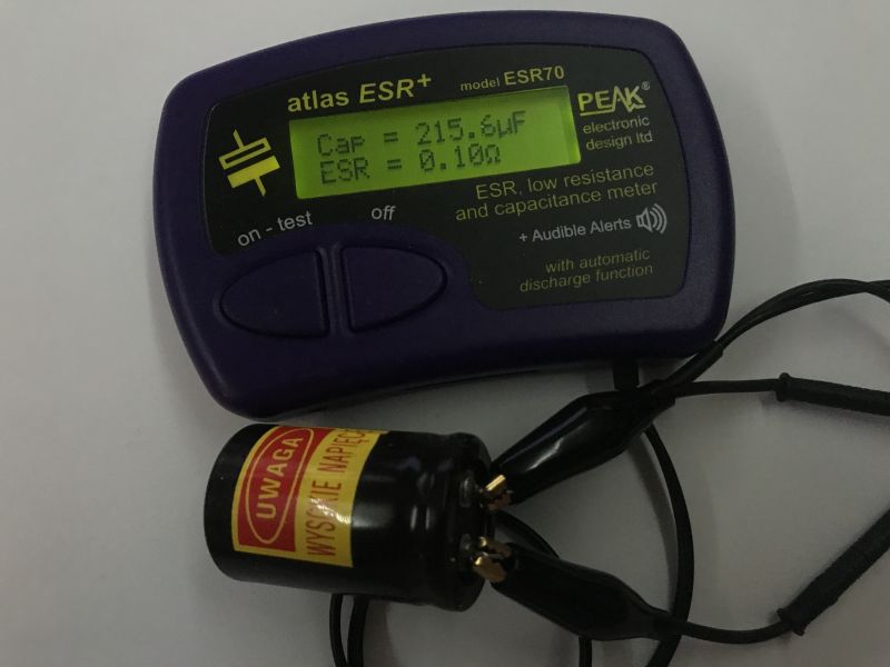 Miernik atlas ESR+ ESR70 mierzy kondensator; na ekranie Cap 219,6 µF i ESR 0,10 Ω.