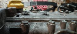 Silnik Fiata Bravo z widocznymi trzpieniami blokującymi na cylindrach oraz fragmentem paska rozrządu.