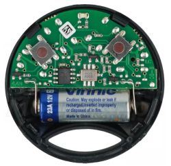 Wnętrze urządzenia elektronicznego z płytką PCB i baterią 12V typu 23A.