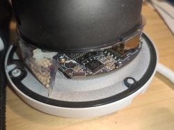 Widok wnętrza kamery z częściowo widoczną płytką drukowaną (PCB).