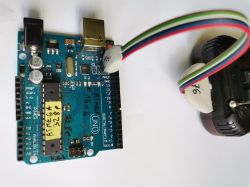 Płytka Arduino UNO z podłączonym przewodem z kolorami zielonym, czerwonym, czarnym i białym