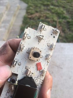 Sencor SCT 4056MR - W radiu nie działa pokrętło głośności.