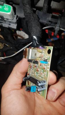 Schemat zabezpieczenia immobiliser w Audi 80: przekaźnik RA2-3082-15-1012 terkocze