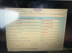 Ekran laptopa z OP-COM, parametry konfiguracji poduszek powietrznych i napinaczy