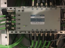 Multiswitch TERRA MV512 z podłączonymi kablami.