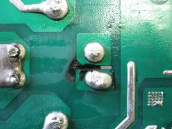 Uszkodzona płytka PCB z widocznym zwęglonym obszarem pod transformator HF.