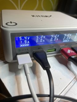 iPhone - Używanie oryginalnego kabla z zasilaczem 25W Samsunga, czy to bezpieczne?