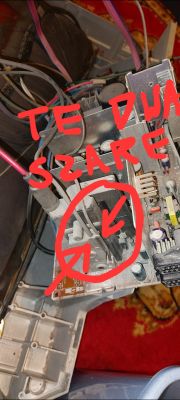 Wnętrze monitora CRT z oznaczonymi przewodami Wnętrze starego monitora CRT z widocznymi szarymi przewodami elektrycznymi, które są wskazane czerwonymi strzałkami i opisane jako TE DWA SZARE.