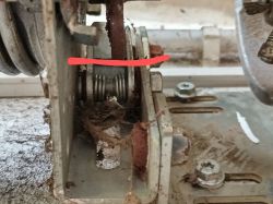 Mechanizm z drucikiem blokującym zapadkę