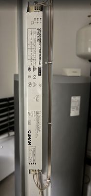 Statecznik OSRAM QUICKTRONIC QTP8 1x58 zamontowany w oprawie świetlówkowej