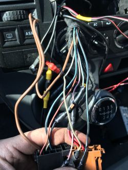 VW T5 2003 - kostka ISO - nietypowy układ kolorów. Nie działają głośniki i bas.